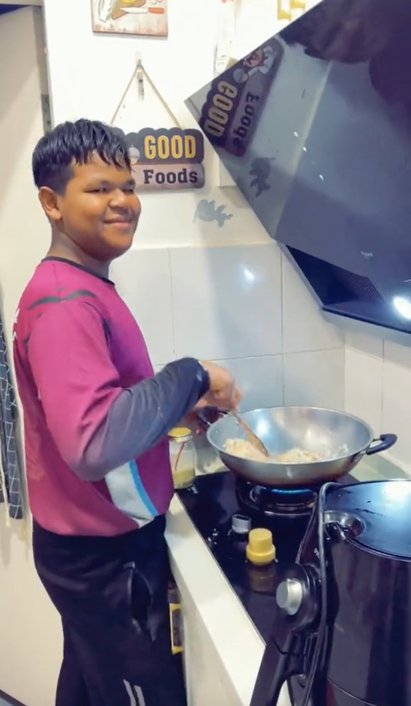 Budak 12 tahun rajin memasak